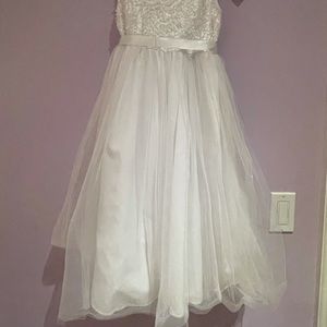 GIRLS FLORAL FLOWER GIRL DRESS CREME COLORED IN AMAZING SHAPE AND CONDITION